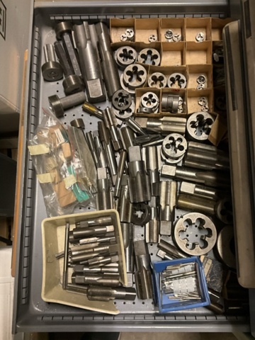 1198340-13 Verktygsskåp med borr och gängtappar