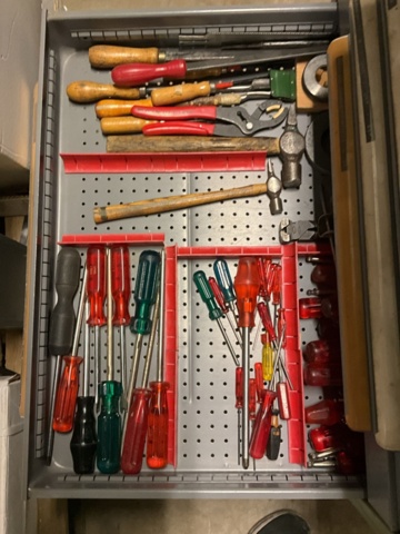 1198340-14 Verktygsskåp med borr och gängtappar