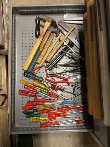 1198340-15 Verktygsskåp med borr och gängtappar