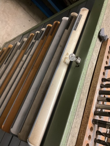 1198340-16 Verktygsskåp med borr och gängtappar