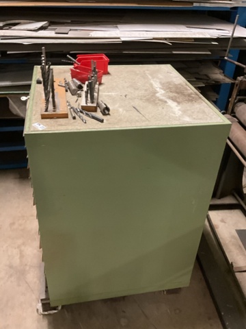 1198340-17 Verktygsskåp med borr och gängtappar