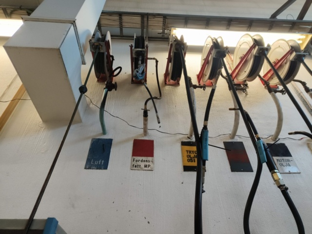 1331030-8 Oil bar and spill tray