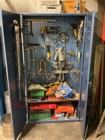 1198344-1 Tool cabinet with pneumatic hand tools