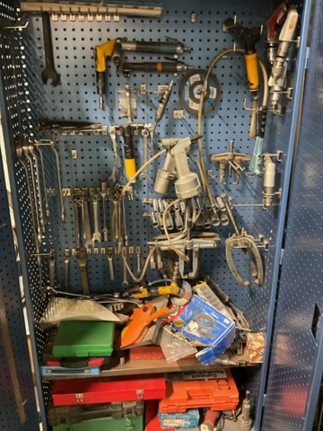1198344-2 Tool cabinet with pneumatic hand tools