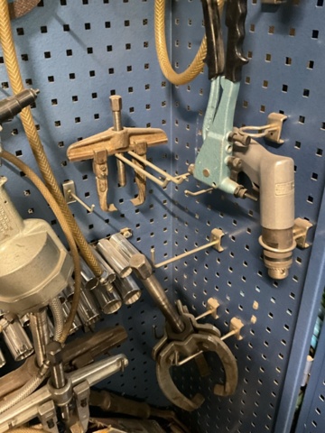 1198344-5 Tool cabinet with pneumatic hand tools