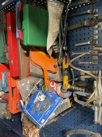 1198344-8 Tool cabinet with pneumatic hand tools