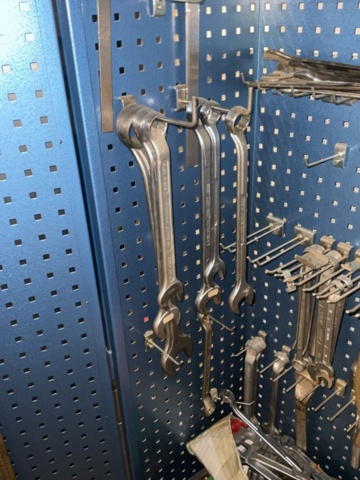 1198344-11 Tool cabinet with pneumatic hand tools