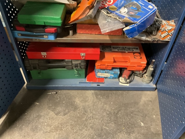 1198344-12 Tool cabinet with pneumatic hand tools