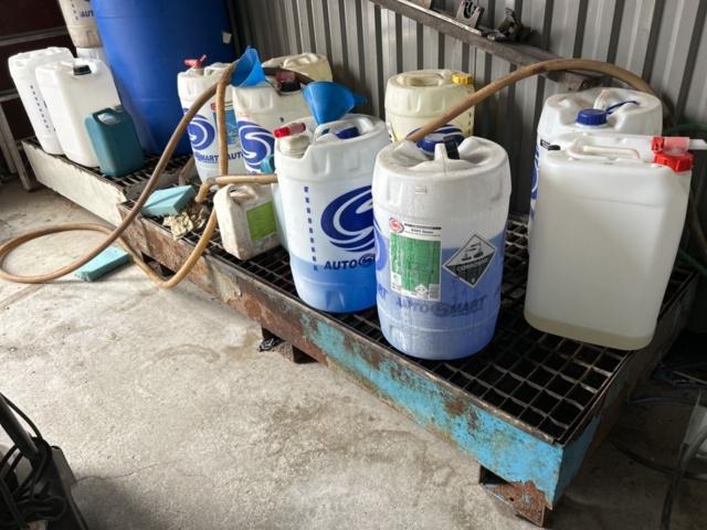 1337303-4 Spill trays 2pcs