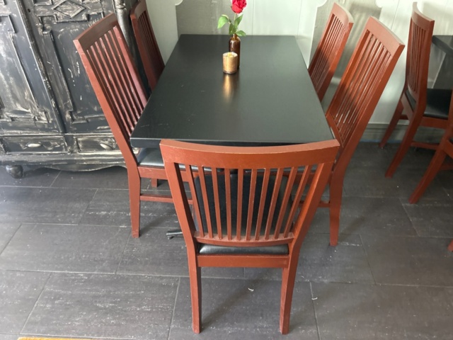 1315862-2 4 tables and 18 chairs