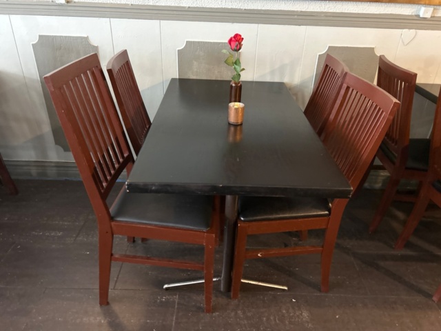 1315862-4 4 tables and 18 chairs