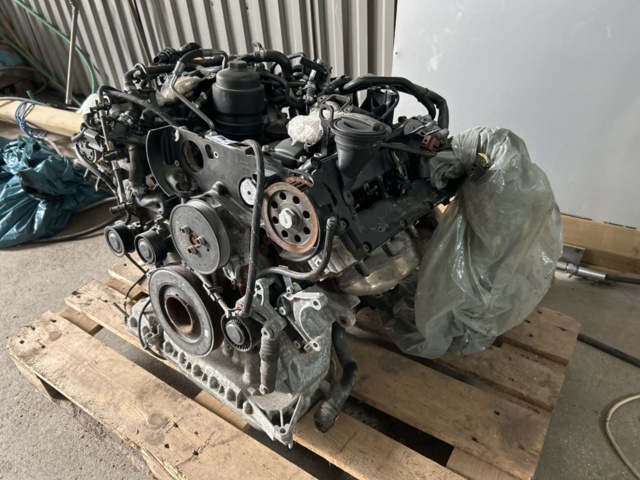 1337305-2 Car engine Audi V6