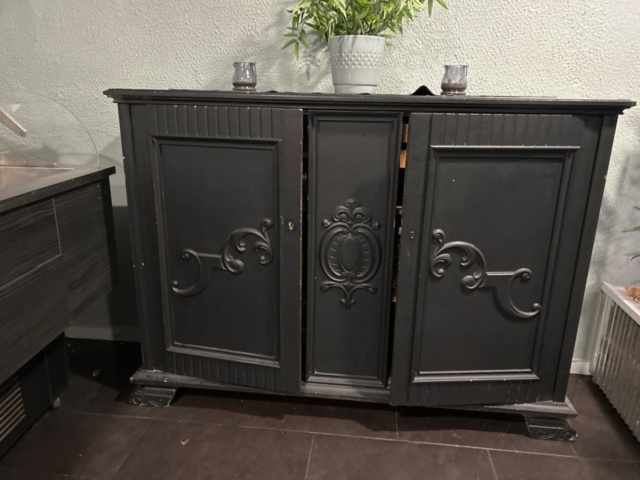 1315866-1 Wooden cabinets 4 pcs with contents and older wooden chest