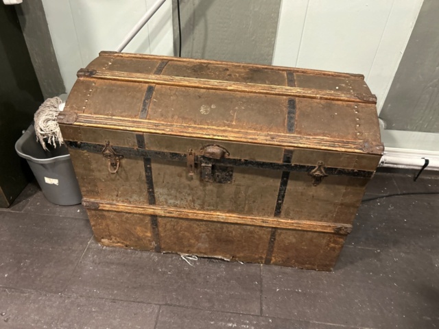 1315866-4 Wooden cabinets 4 pcs with contents and older wooden chest