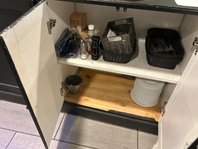 1315866-6 Wooden cabinets 4 pcs with contents and older wooden chest