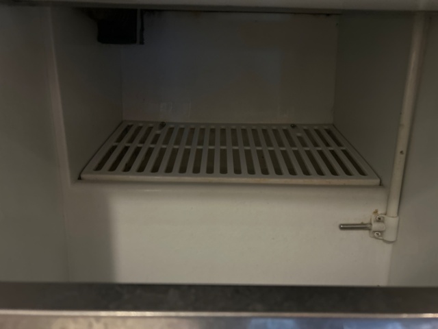 1315869-2 Ice maker, brand unknown