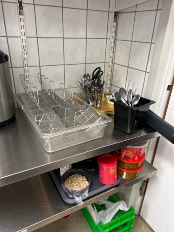 1315875-5 Stainless steel shelves 7pcs, coffee maker, lamps, cutlery, china