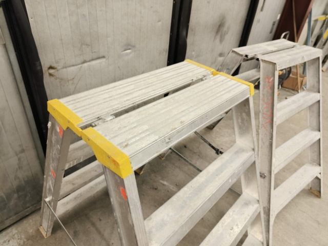 1331067-3 Two Wibe stepladders