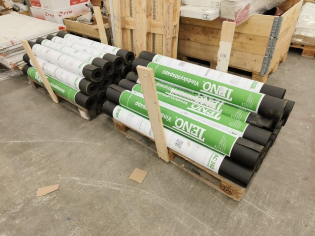 1331094-1 Party with windbreak cardboard