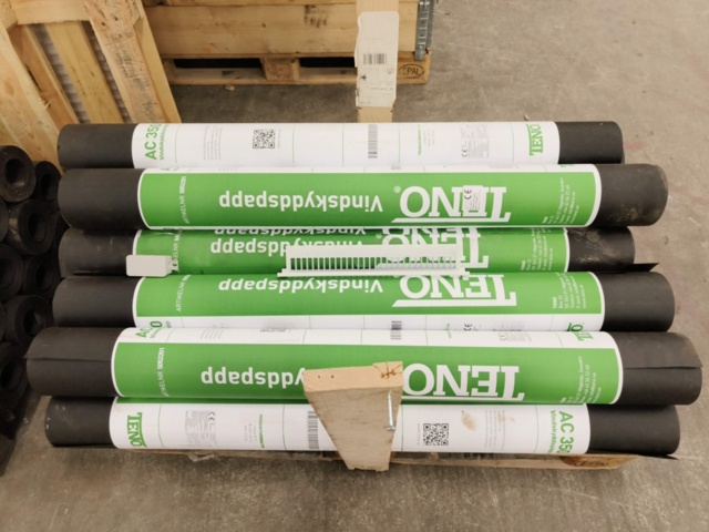 1331094-2 Party with windbreak cardboard