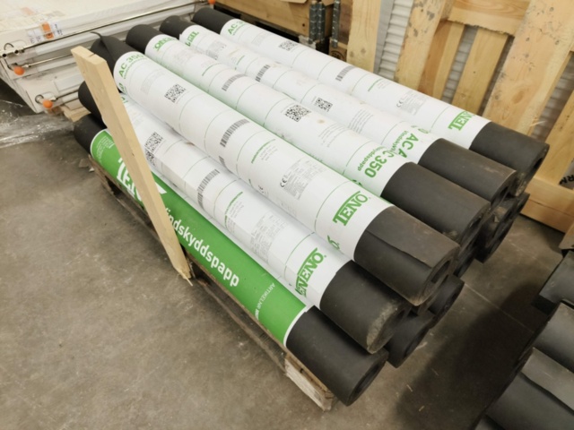 1331094-3 Party with windbreak cardboard