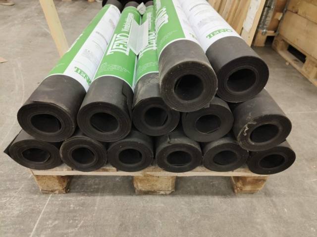 1331094-5 Party with windbreak cardboard