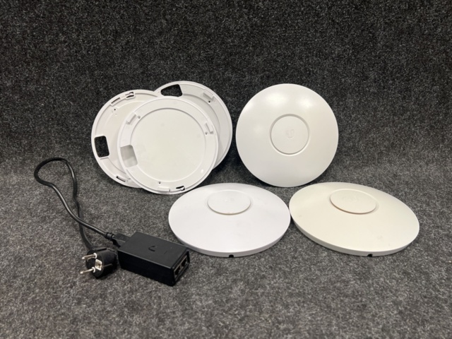 1338648-1 3 access points Unifi AP-LR