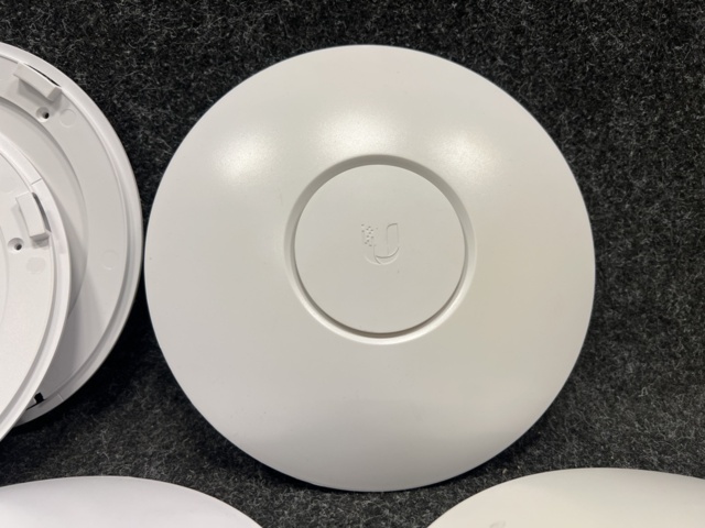 1338648-3 3 access points Unifi AP-LR