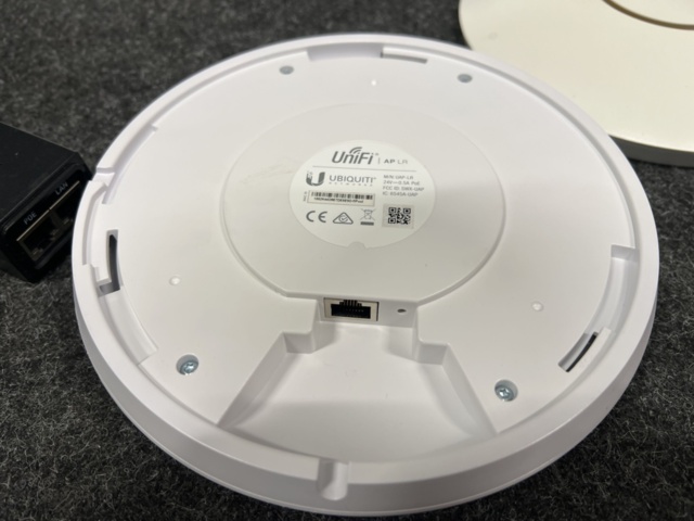 1338648-4 3 access points Unifi AP-LR