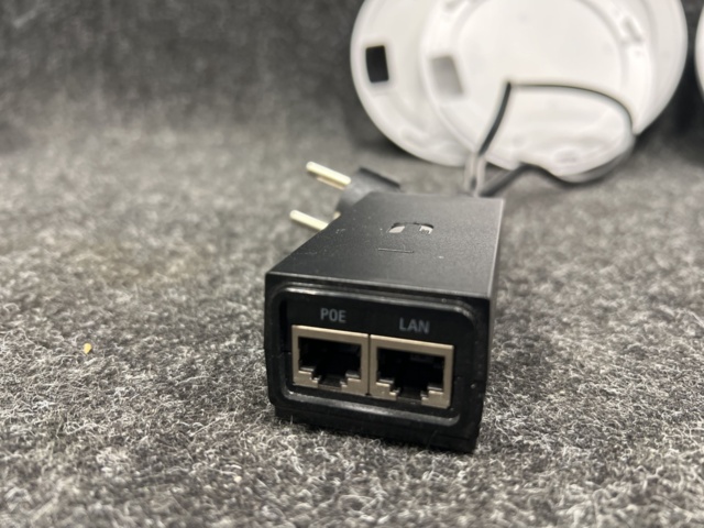 1338648-6 3 access points Unifi AP-LR