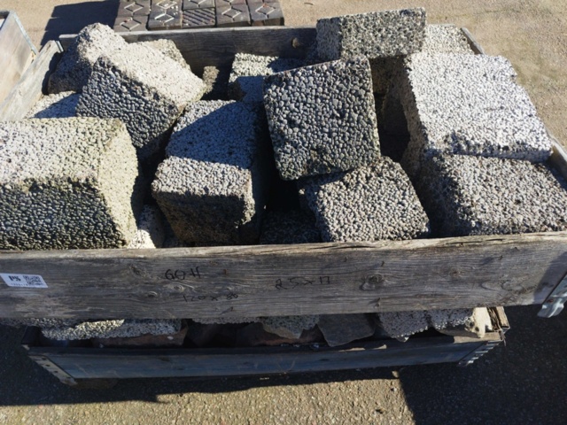 Lightweight concrete blocks, white/gray, mixed pieces, pallet - PS ...