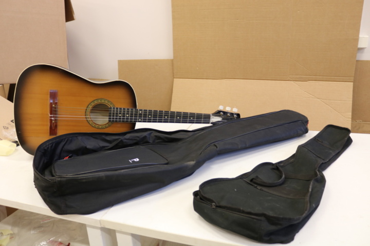 1300543-1 Discarded Guitar case, etc. Discarded