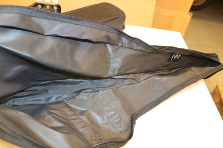 1300543-5 Discarded Guitar case, etc. Discarded