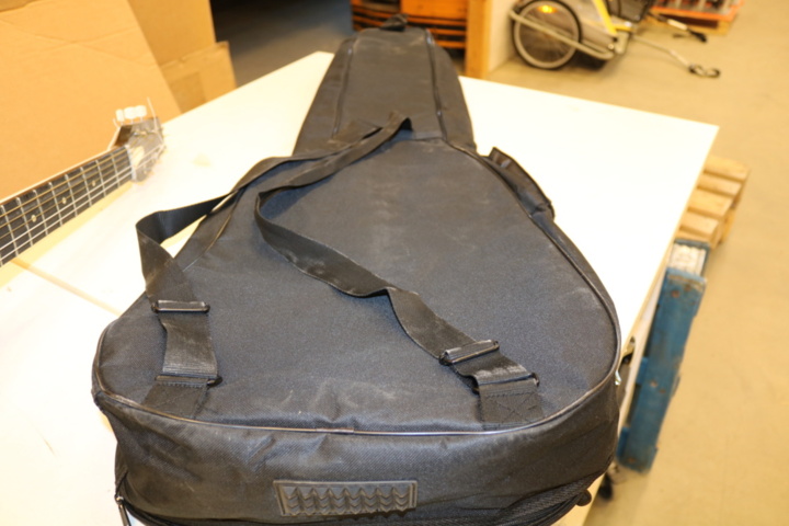 1300543-10 Discarded Guitar case, etc. Discarded