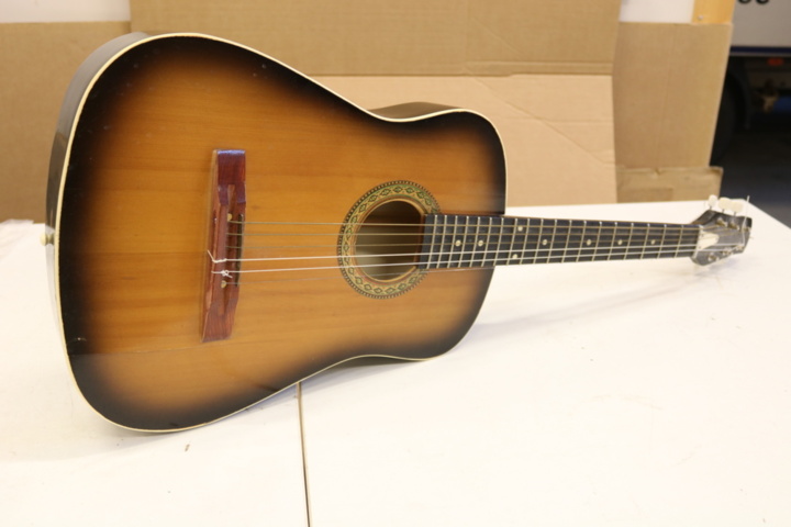 1300543-12 Discarded Guitar case, etc. Discarded