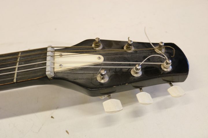 1300543-17 Discarded Guitar case, etc. Discarded