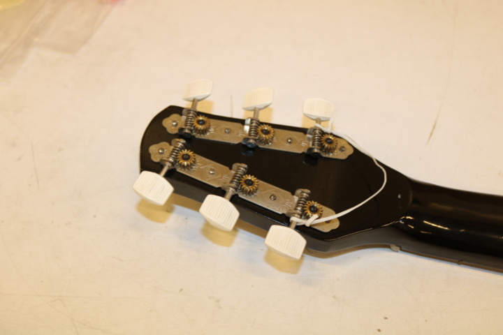 1300543-18 Discarded Guitar case, etc. Discarded