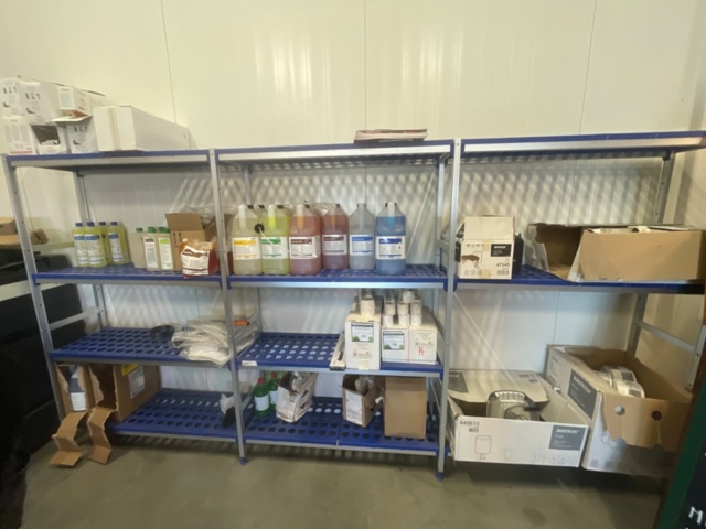 1315910-1 Storage shelf 3 sections with contents