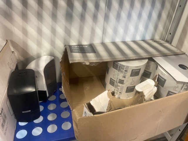 1315910-2 Storage shelf 3 sections with contents