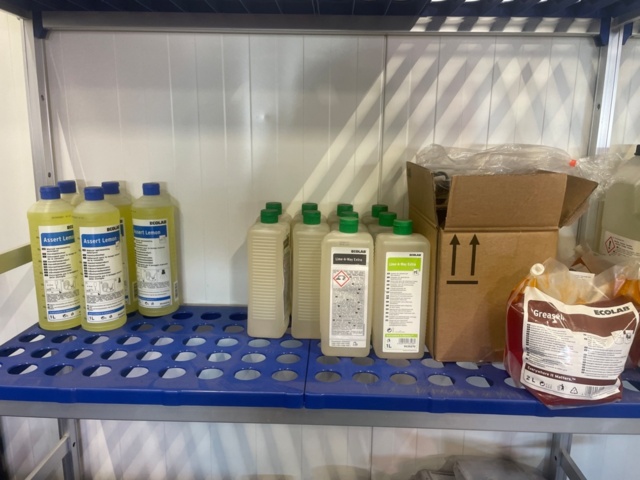 1315910-6 Storage shelf 3 sections with contents