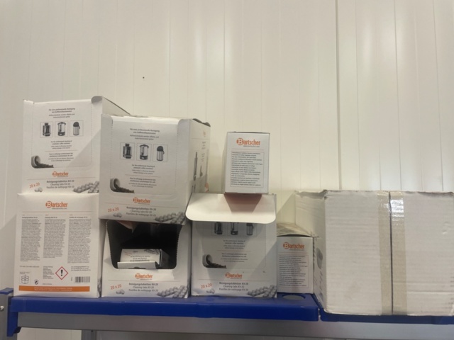 1315910-7 Storage shelf 3 sections with contents