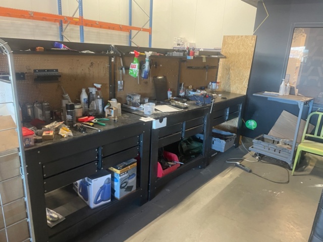 1315913-1 Workbenches, tools, storage shelf, boards with plastic boxes