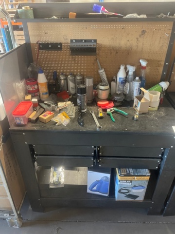 1315913-3 Workbenches, tools, storage shelf, boards with plastic boxes