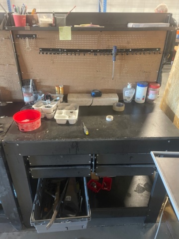 1315913-5 Workbenches, tools, storage shelf, boards with plastic boxes