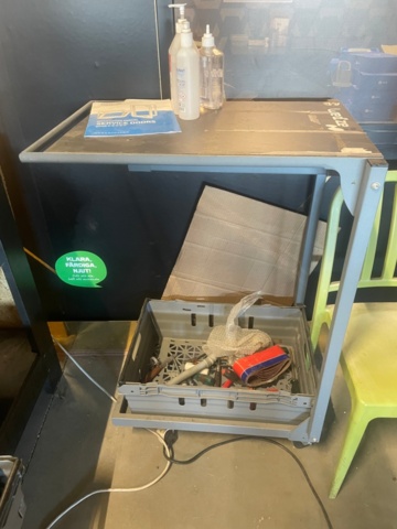 1315913-6 Workbenches, tools, storage shelf, boards with plastic boxes