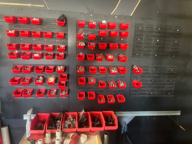 1315913-8 Workbenches, tools, storage shelf, boards with plastic boxes