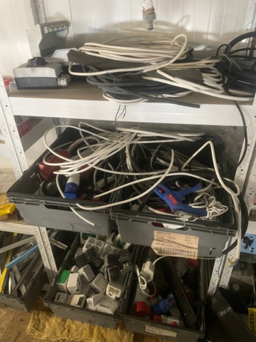 1315918-4 Everything in the loft