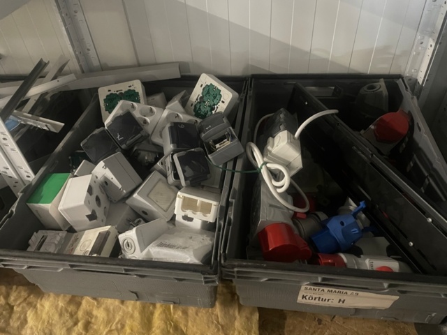 1315918-5 Everything in the loft