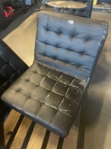 1315919-2 Armchairs 4 worn, plastic shelves 1 pallet