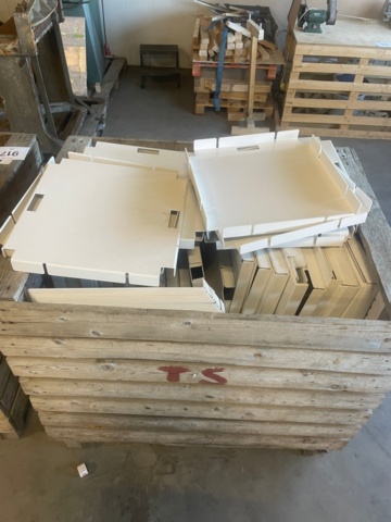 1315919-3 Armchairs 4 worn, plastic shelves 1 pallet